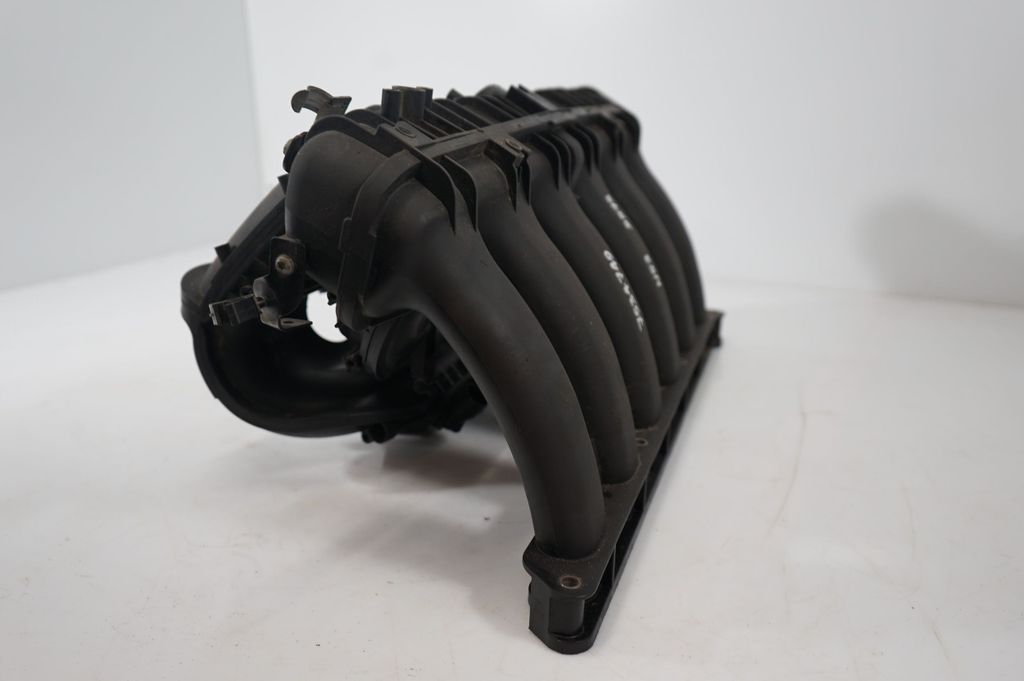 Intake manifold (8)