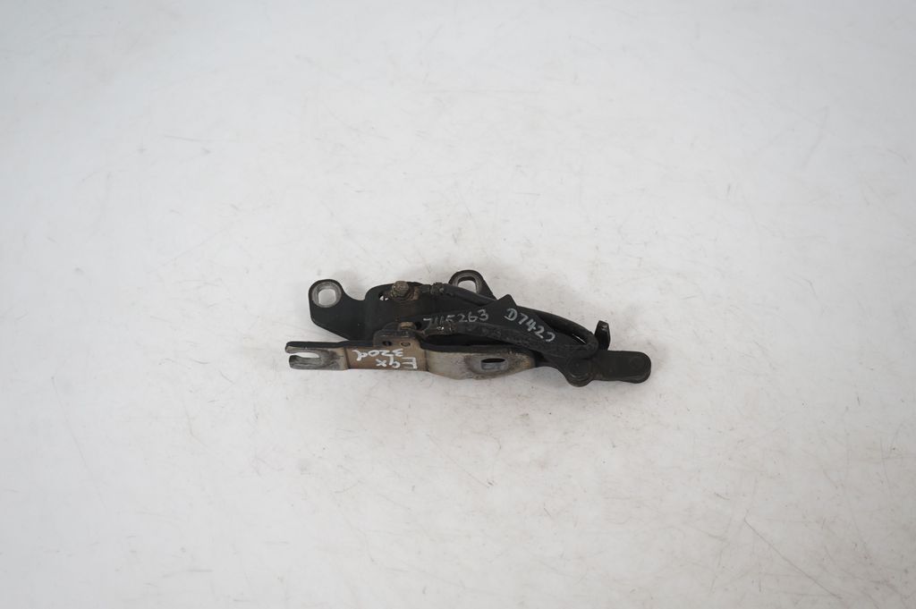 Engine bonnet/hood hinges