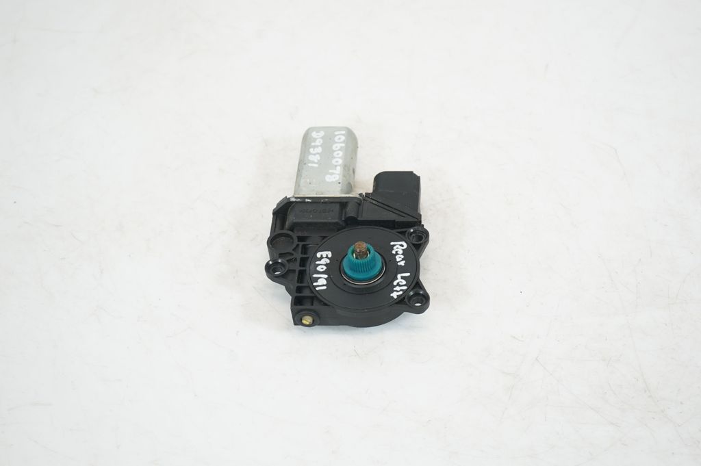 Rear door window regulator with motor (2)