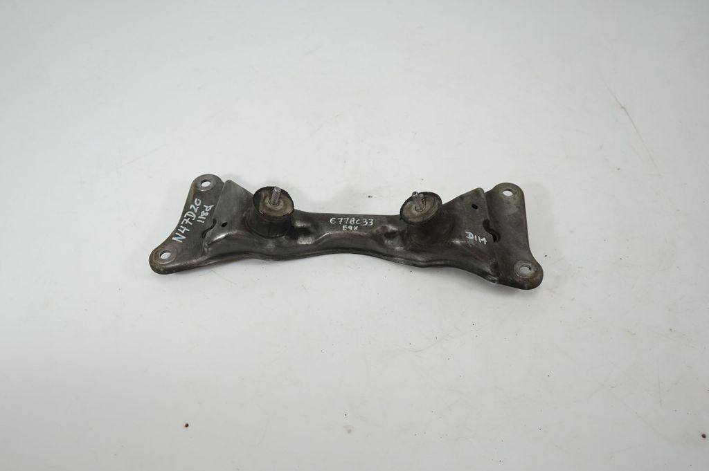 Gearbox mounting bracket