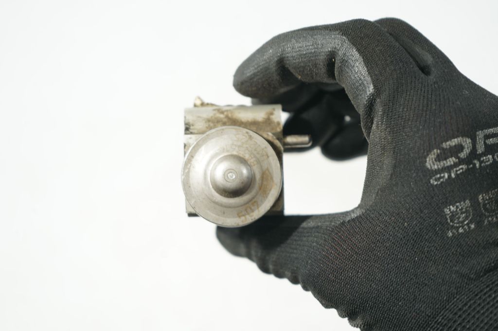 Air conditioning (A/C) expansion valve (8)