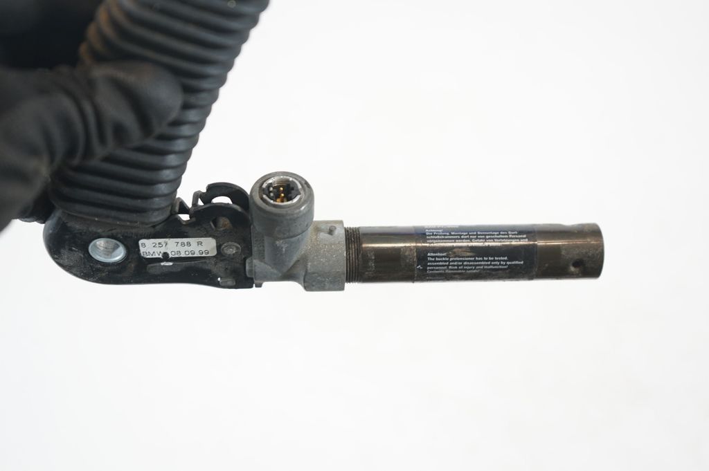 Front seatbelt buckle (6)