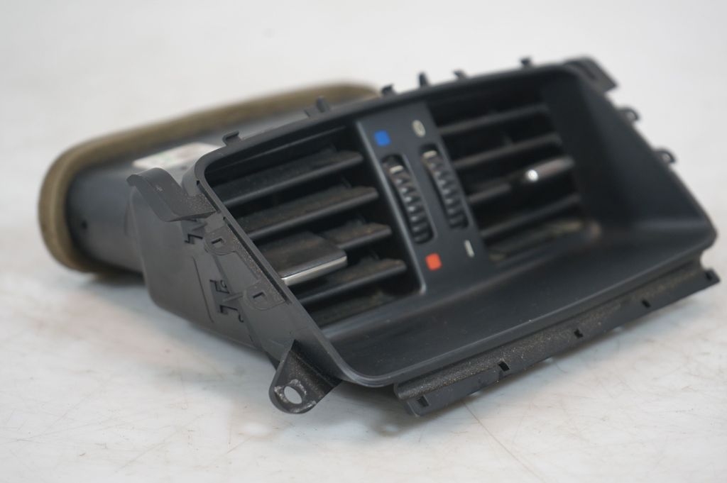 Rear air vent grill (8)