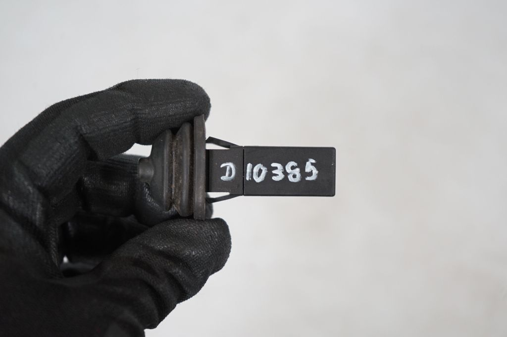 Fuel tank cap lock (8)