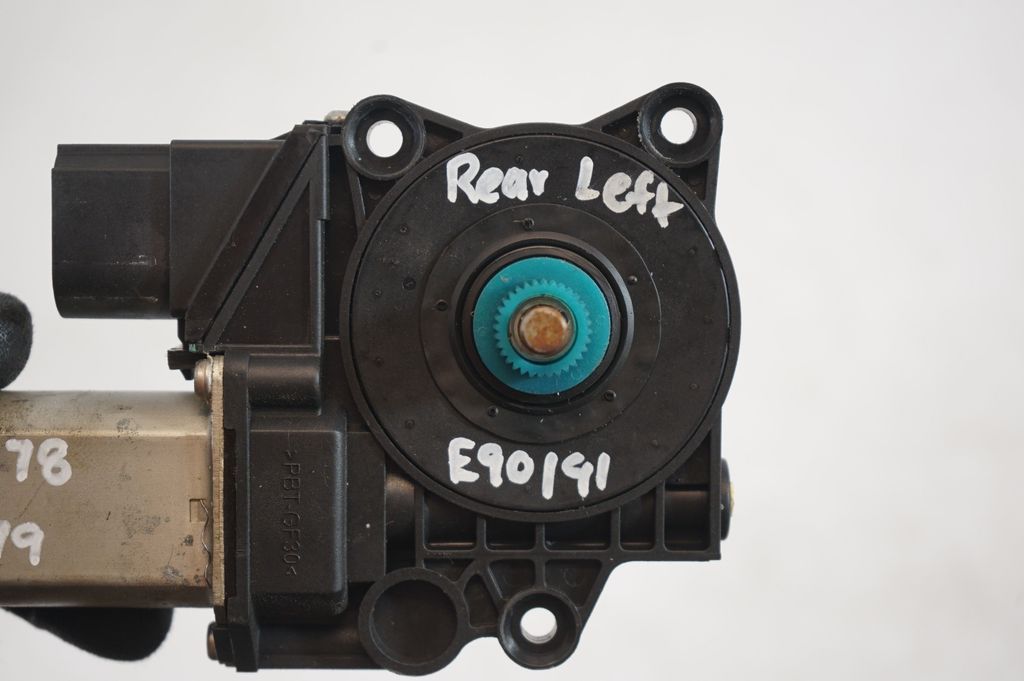 Rear door window regulator with motor (7)