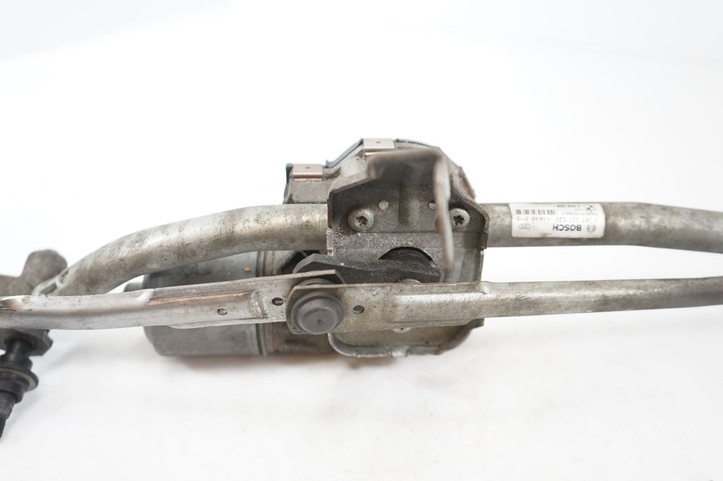 Front wiper linkage and motor (9)