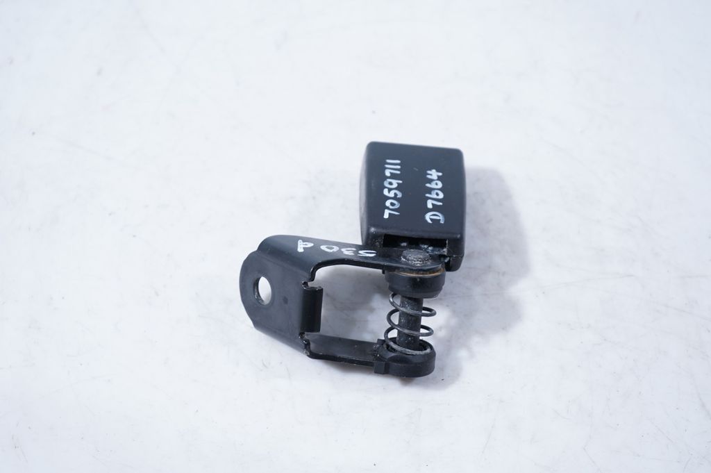 Rear seatbelt buckle (3)