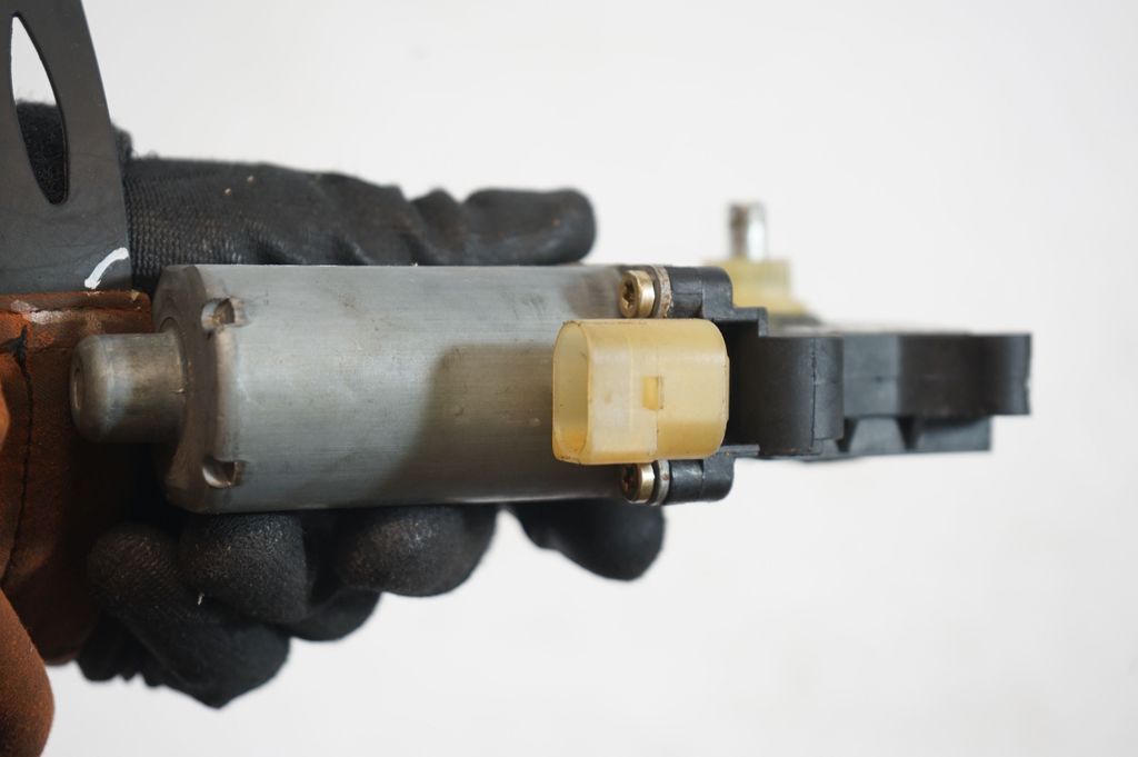 Front door window regulator motor (6)