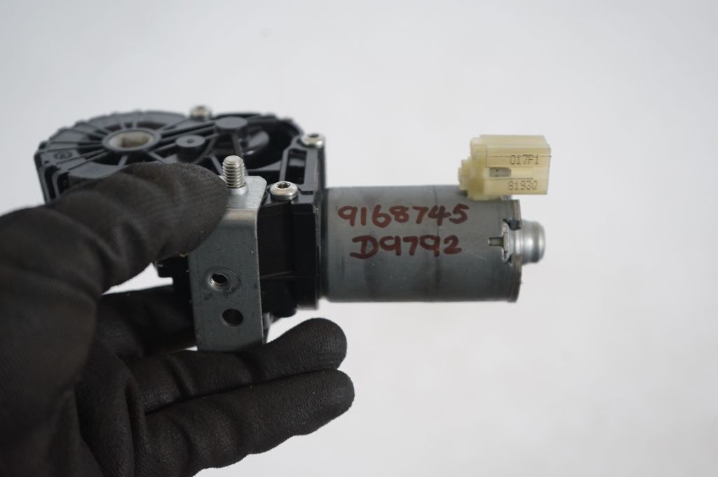 Seat adjustment motor (9)