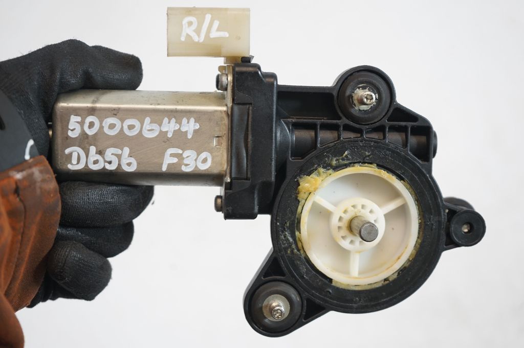 Rear door window regulator with motor (8)