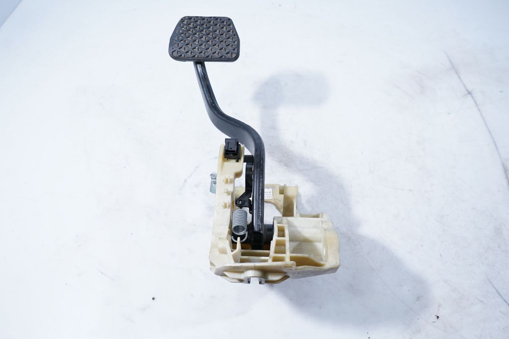 Brake pedal (2)