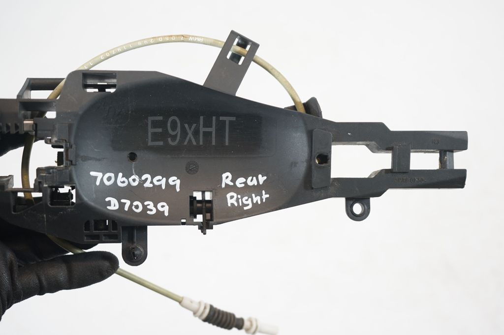 Rear door exterior handle/bracket (7)