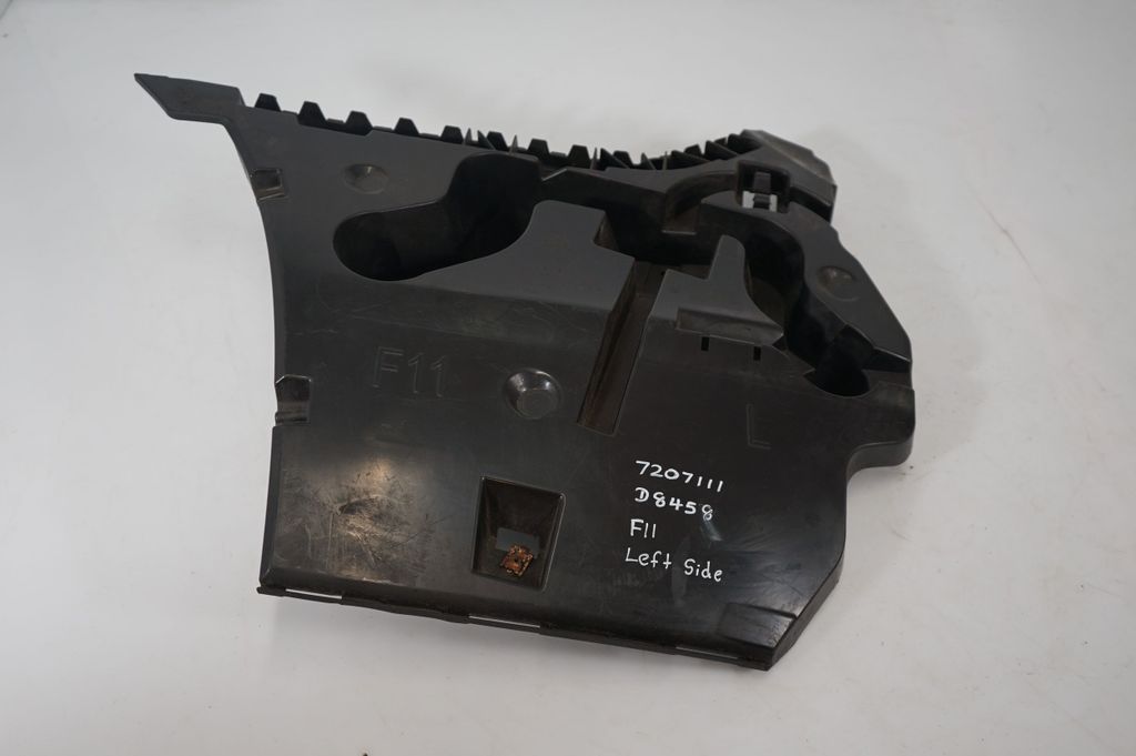 Rear bumper mounting bracket