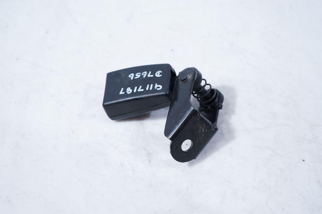 Rear seatbelt buckle (2)