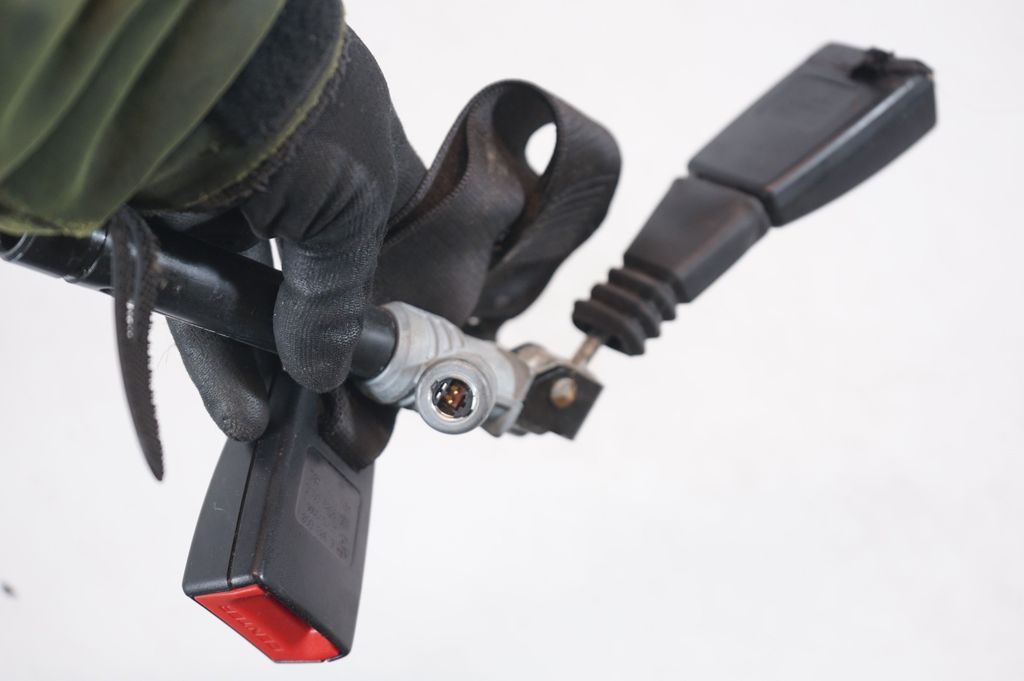 Rear seatbelt buckle (7)