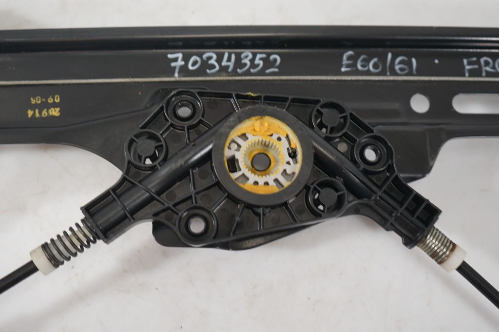 Front door window regulator with motor (8)