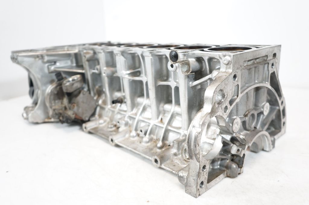 Engine head (8)