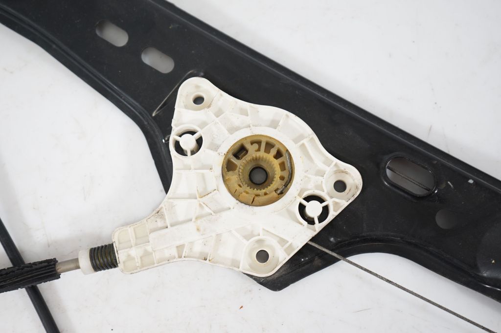 Front door window regulator with motor (8)