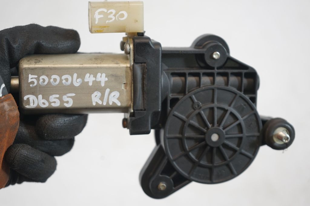 Rear door window regulator with motor (9)