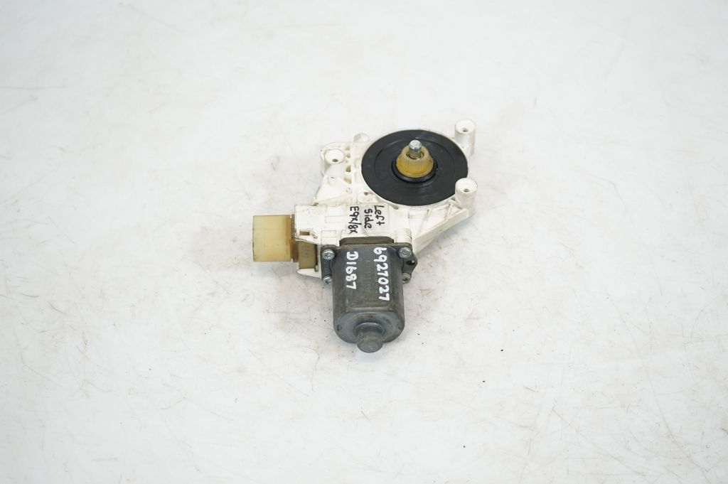 Front door window regulator with motor (2)