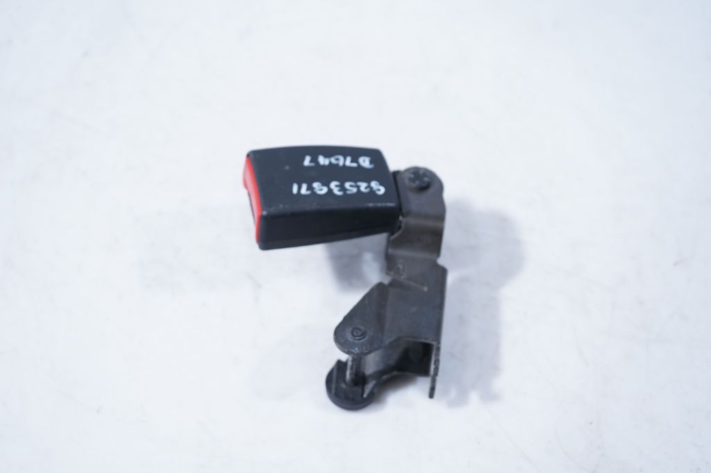 Rear seatbelt buckle (3)