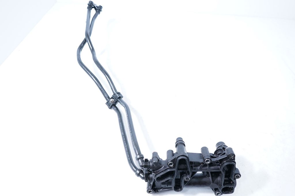 Oil filter mounting bracket