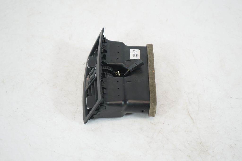 Rear air vent grill (2)