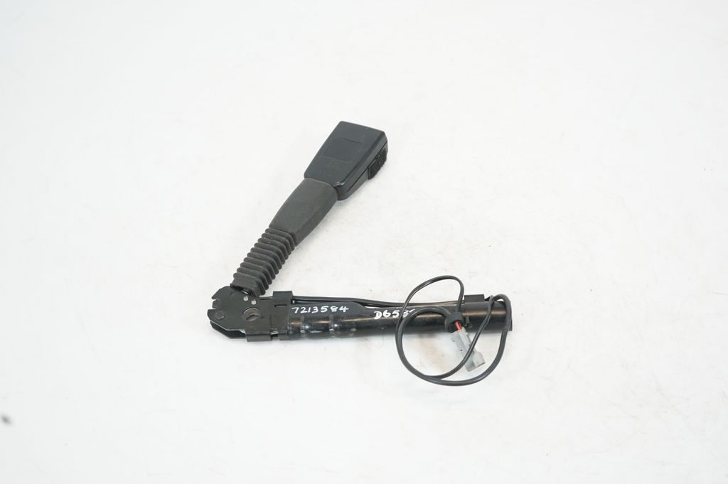 Rear seatbelt buckle