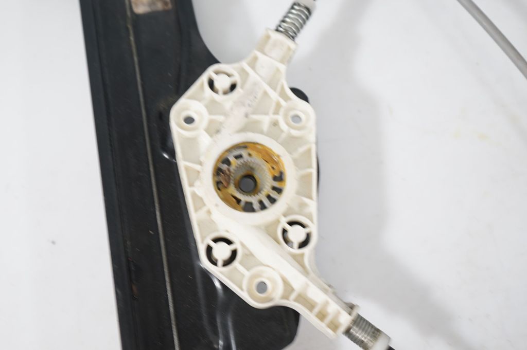 Front door window regulator with motor (9)