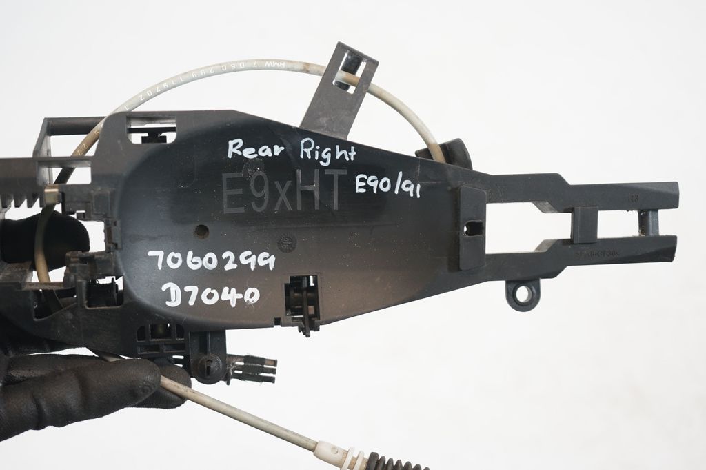 Rear door exterior handle/bracket (7)