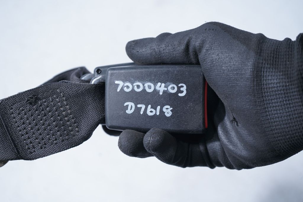 Rear seatbelt buckle (7)