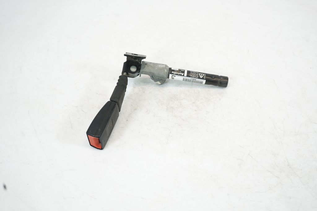 Rear seatbelt buckle (3)