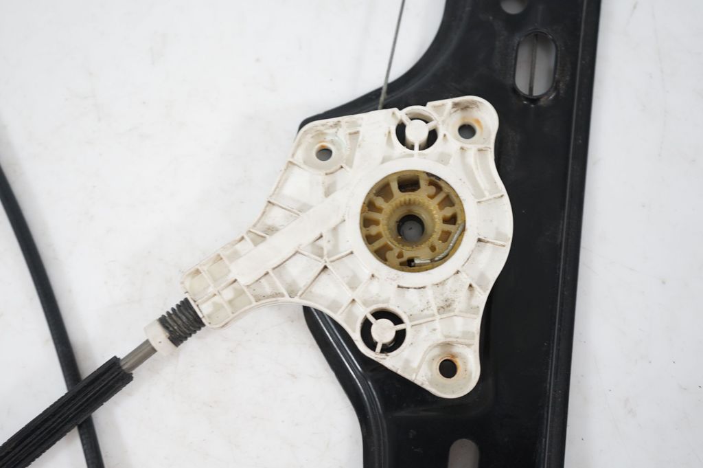 Front door window regulator with motor (8)