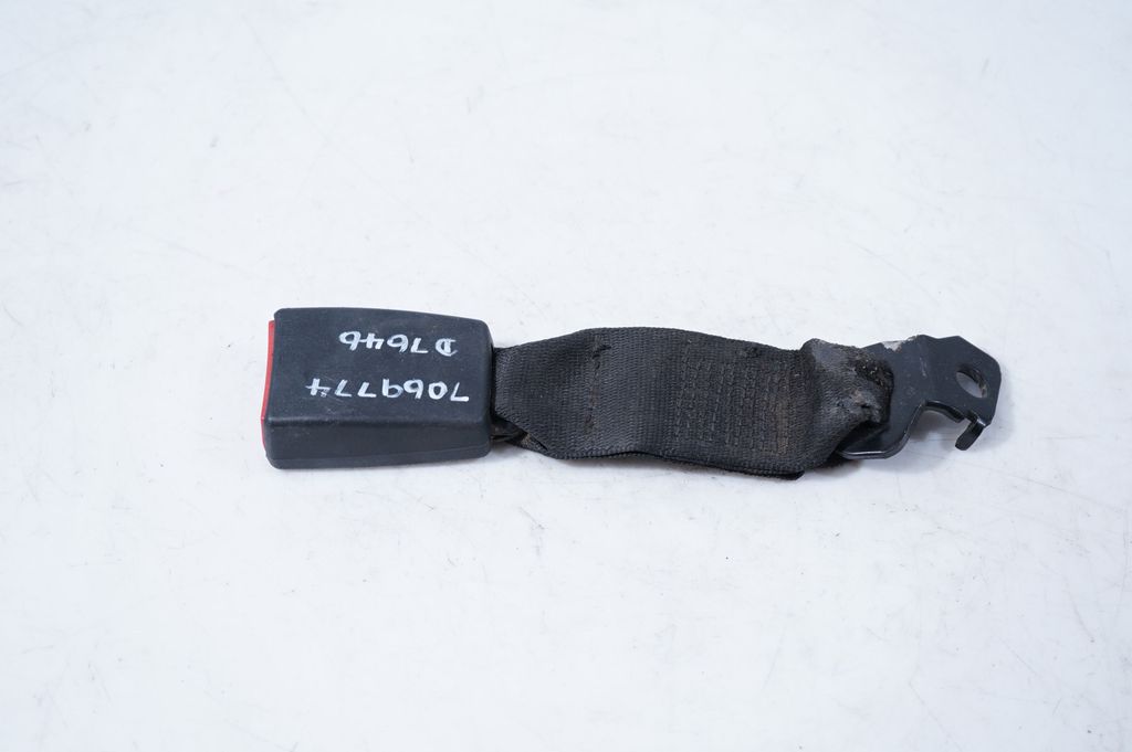 Rear seatbelt buckle (3)