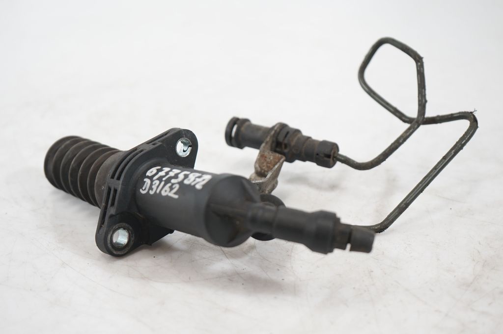 Clutch master cylinder (7)