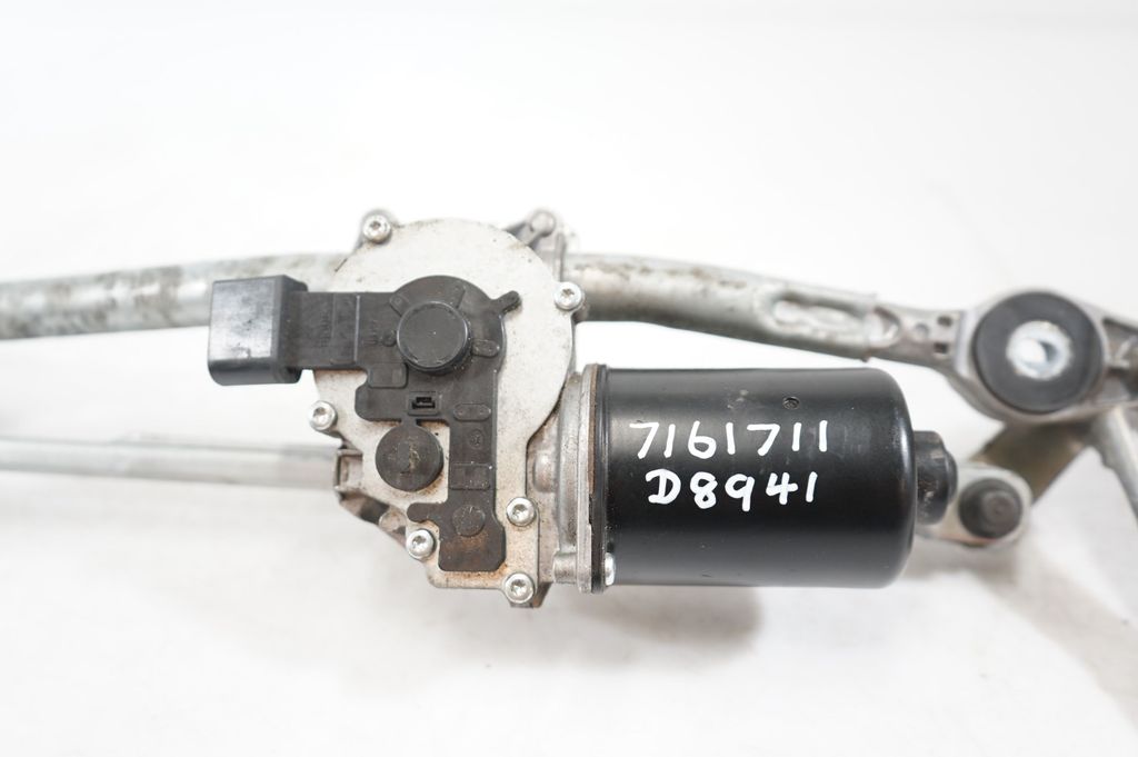 Front wiper linkage and motor (10)