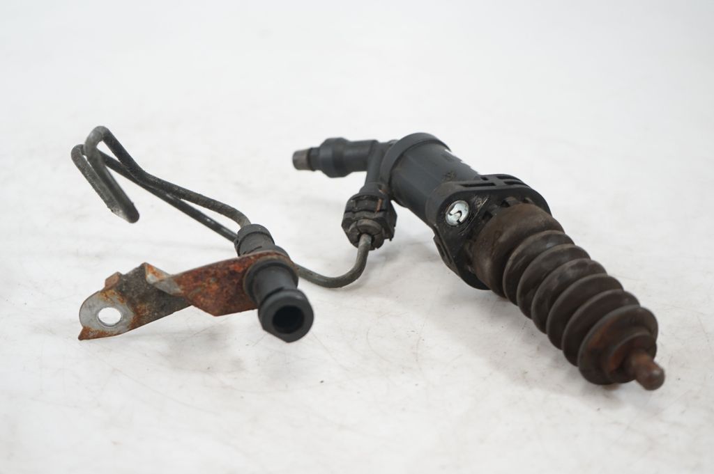 Clutch master cylinder (6)