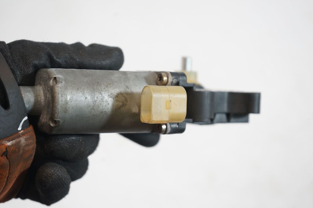 Front door window regulator motor (6)