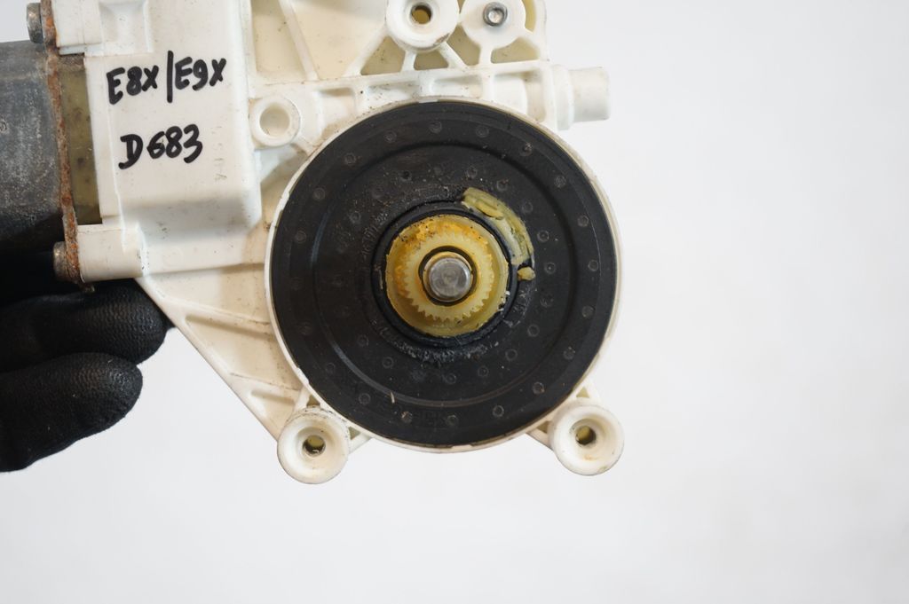 Front door window regulator with motor (7)