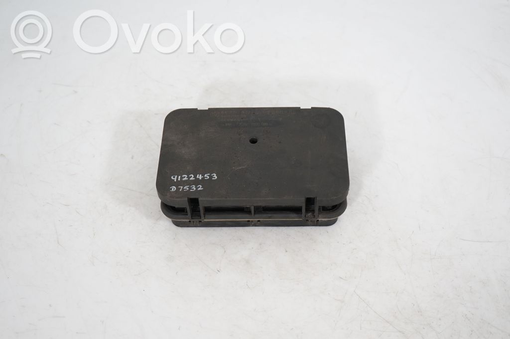 Quarter panel pressure vent