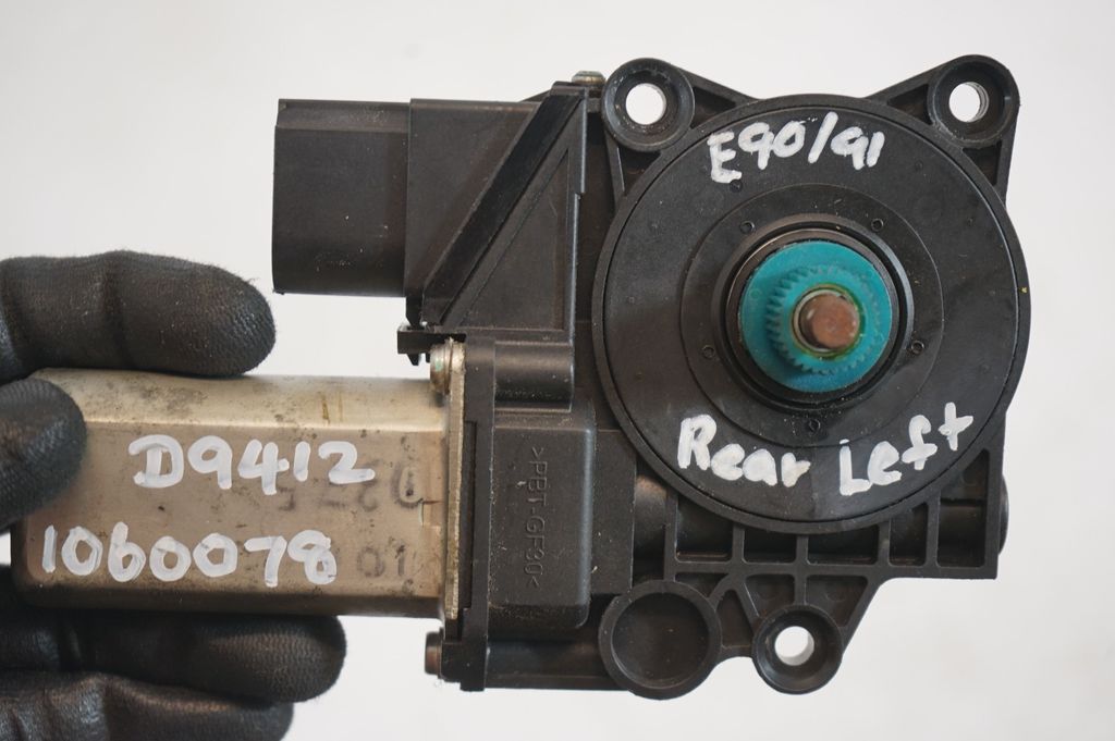 Rear door window regulator with motor (9)