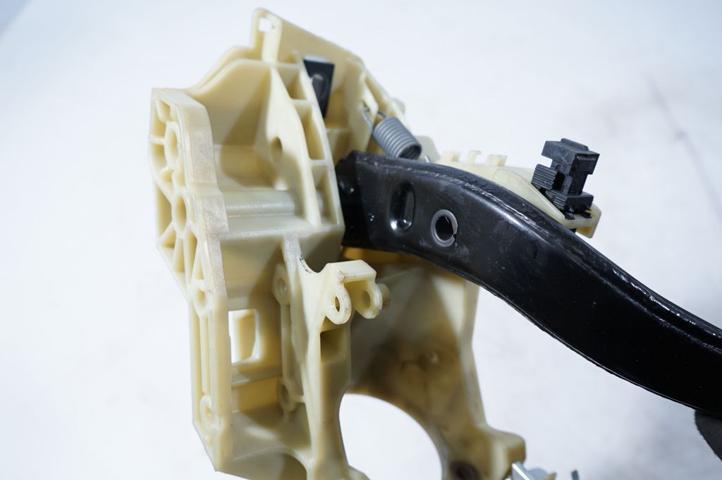 Brake pedal (7)