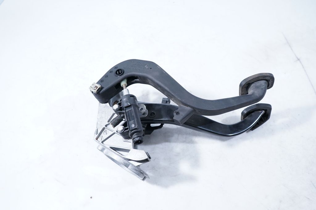 Pedal assembly (5)