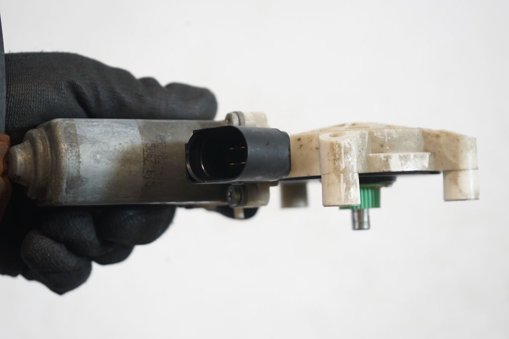 Rear door window regulator with motor (6)