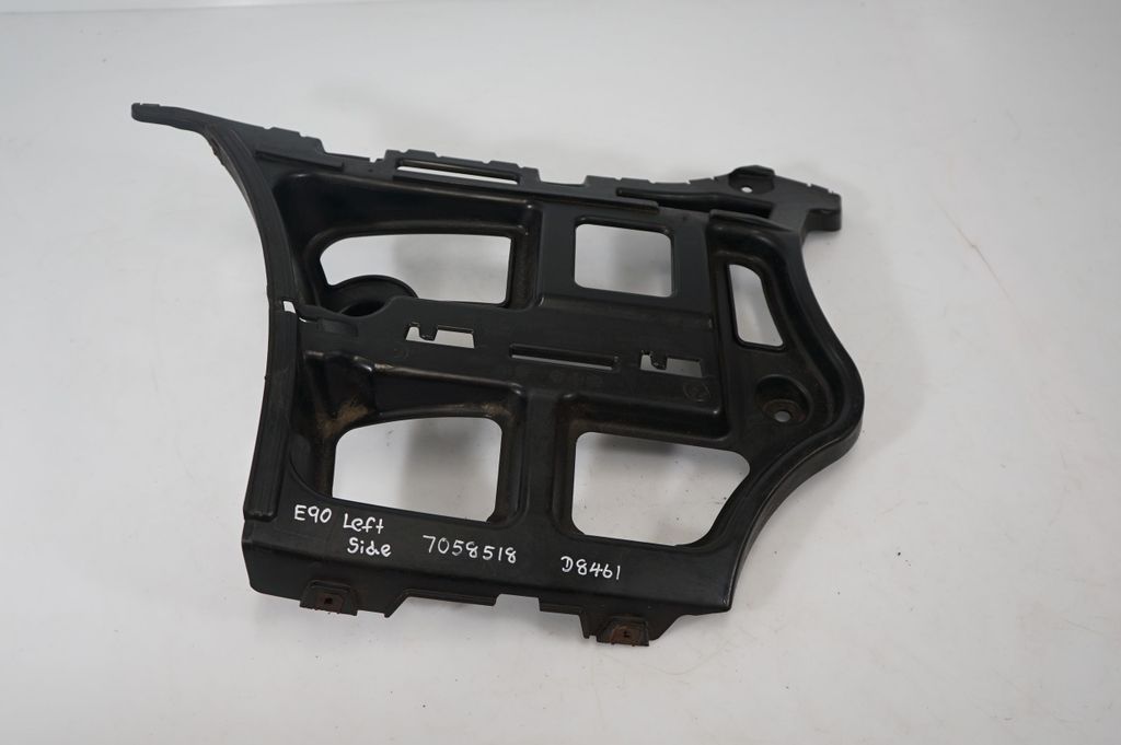 Rear bumper mounting bracket