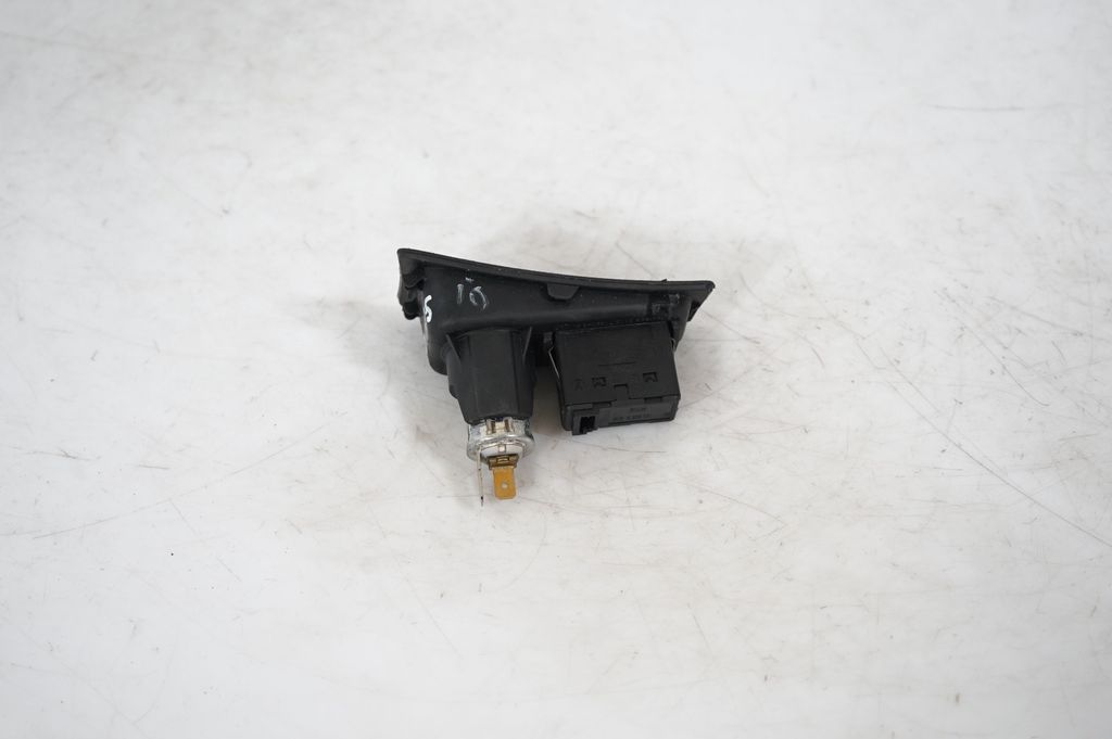 AUX in-socket connector (3)