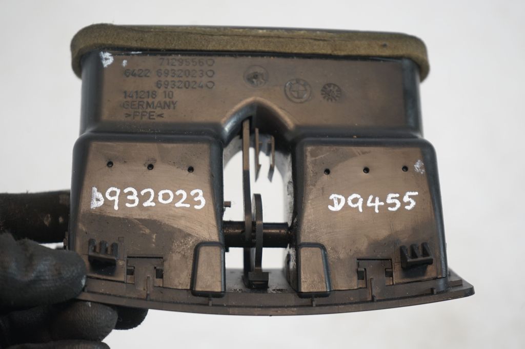 Rear air vent grill (8)