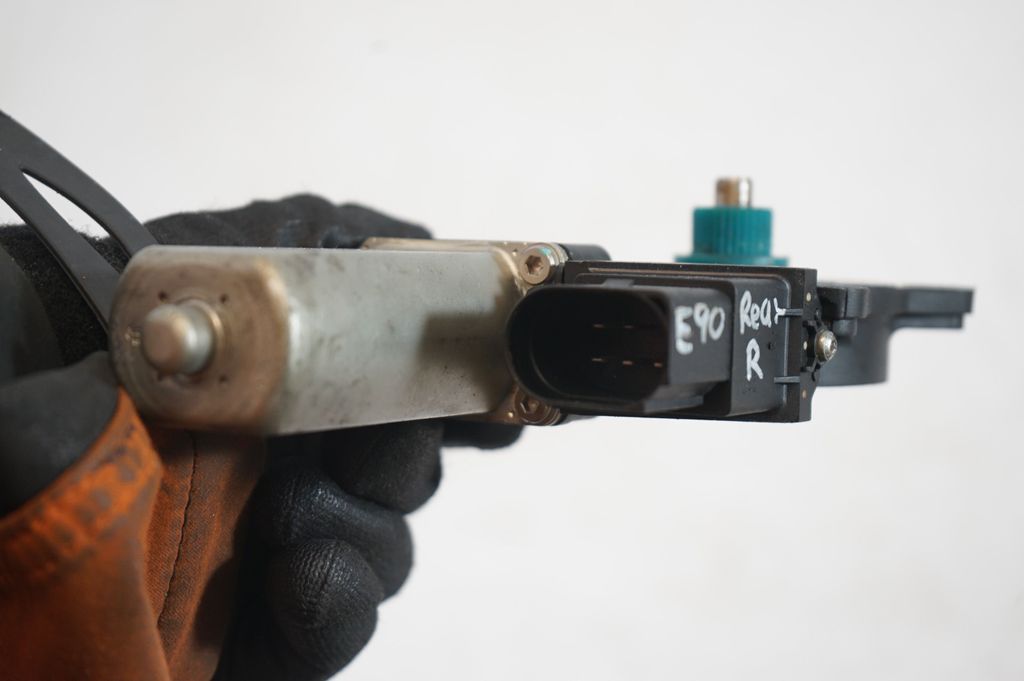 Rear door window regulator with motor (6)