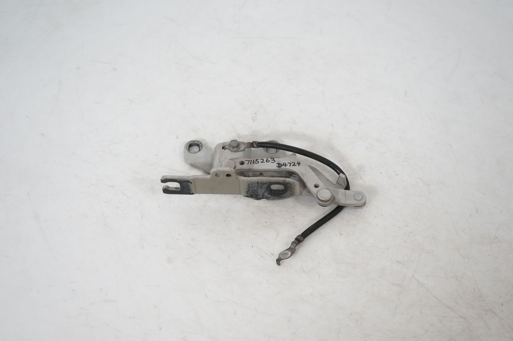 Engine bonnet/hood hinges