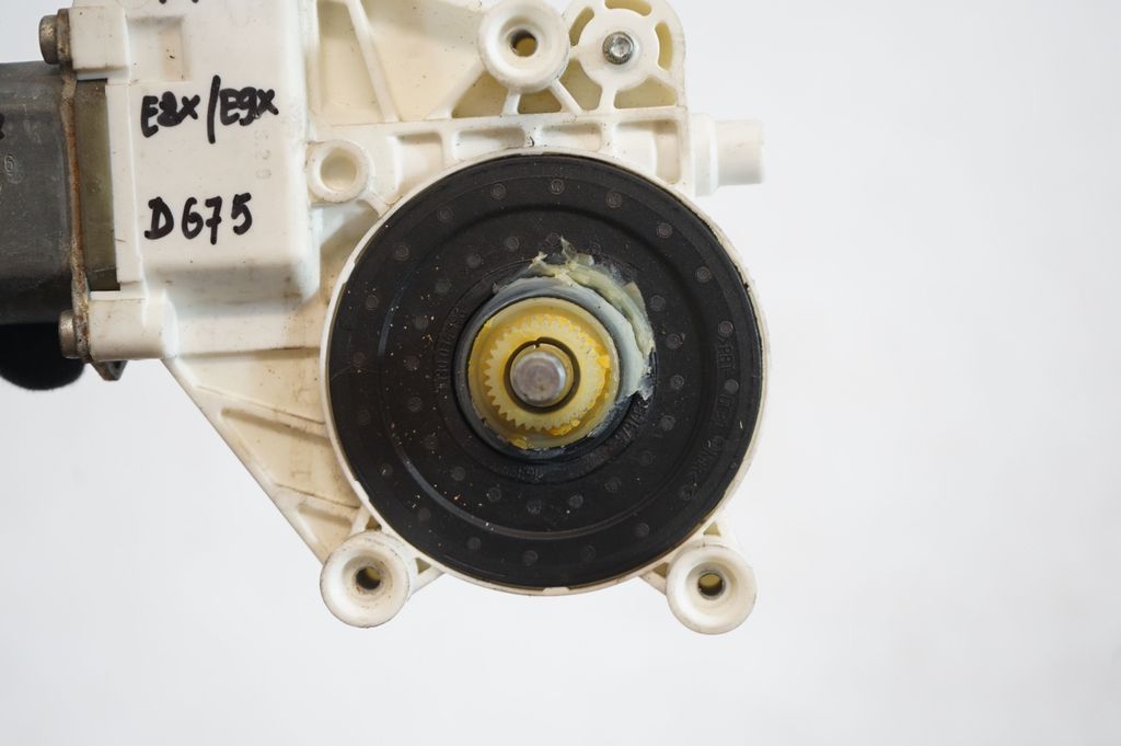 Front door window regulator with motor (7)